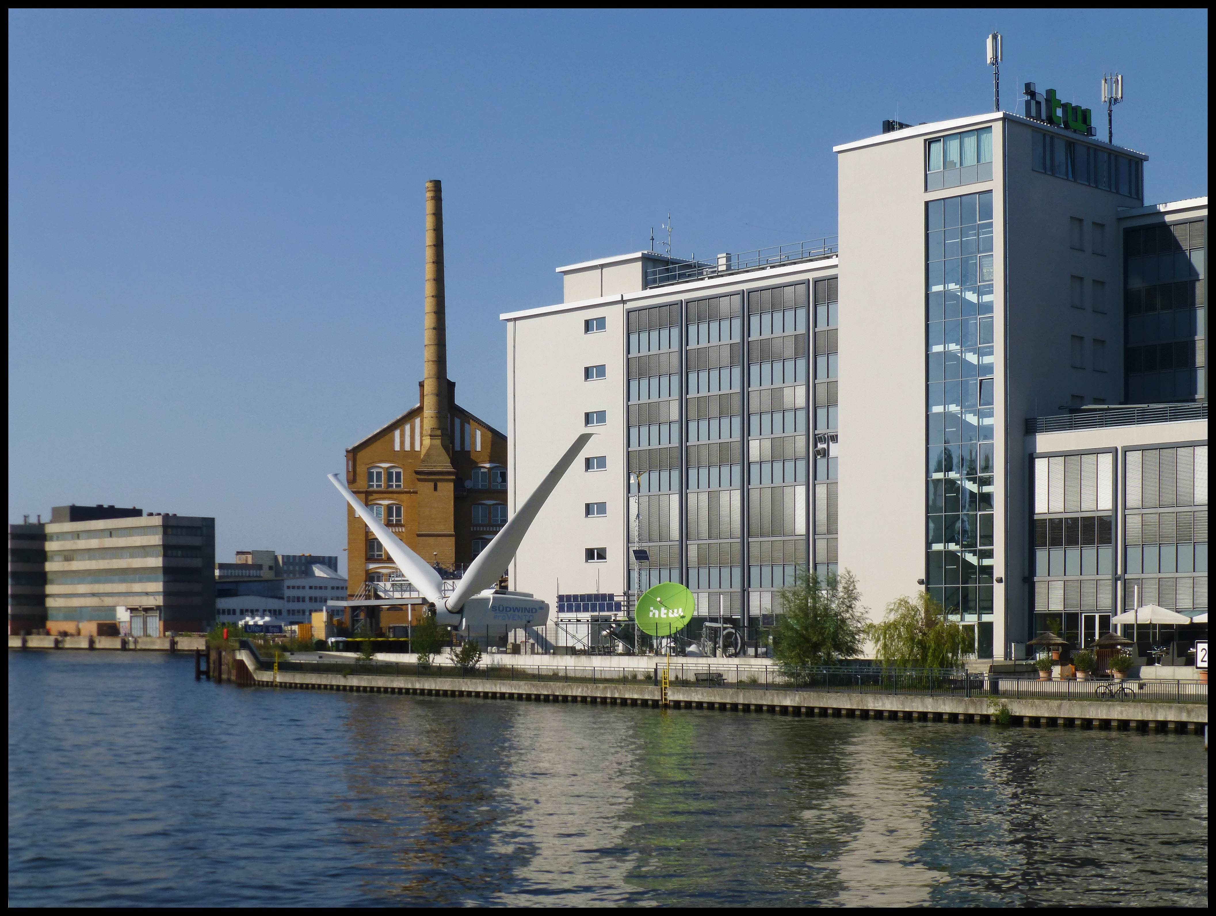 Besuch der Windkraftanlage am Campus WH